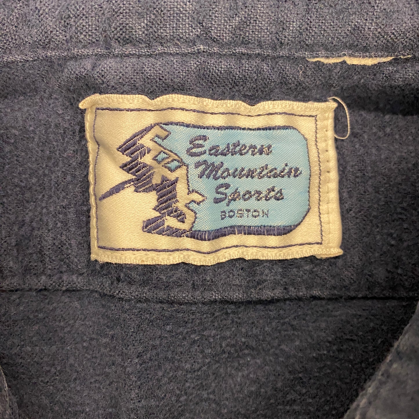 Vintage Eastern Mountain Sports Navy Blue Chamois Button Down - Size Medium